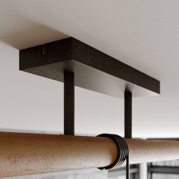 Eine Metallstange wird mit einem Winkelschleifer bearbeitet, wodurch Funken entstehen.