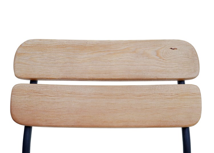 Detailansicht der Rückenlehne eines Holzstuhls