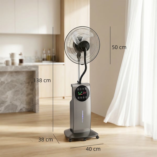 Standventilator mit Sprühnebelfunktion, Display und Rollen in einer hellen Küche. Höhe 138, Breite 40, Tiefe 38, Durchmesser 50 Zentimeter.