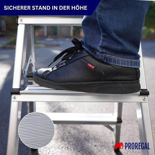 Person auf einer Trittleiter für sicheren Stand in der Höhe.