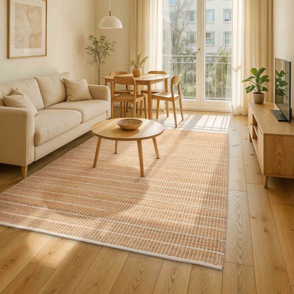 Hell eingerichteter Wohnraum mit strukturiertem Teppich, Holzmöbeln, Sofa und Essgruppe im skandinavischen Design auf Holzfußboden.