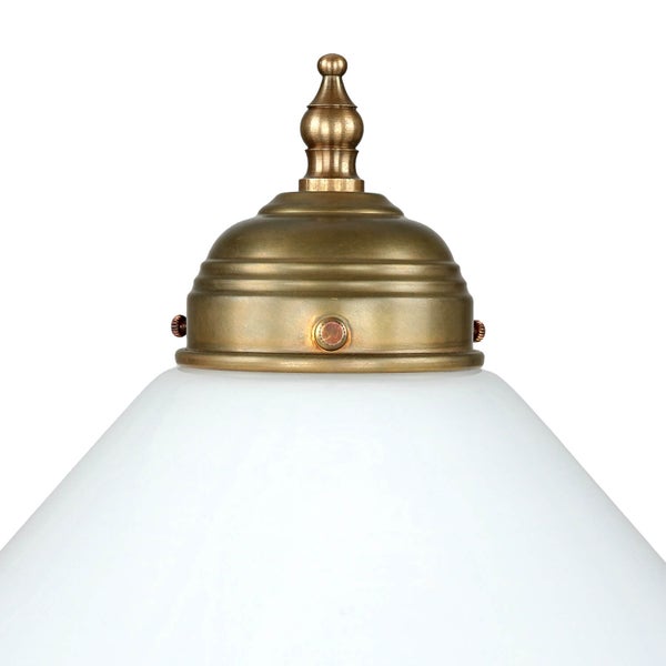 Detail einer Hängeleuchte mit weißem Schirm und Messingbeschlägen