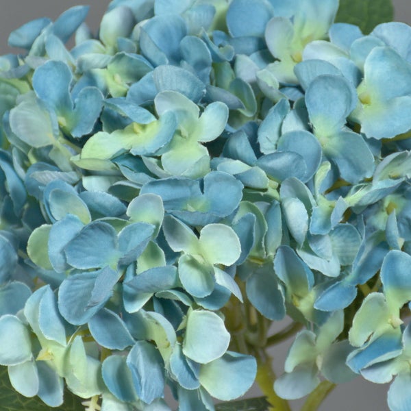 Künstliche Hortensie mit blauen Blütenblättern aus Textil.