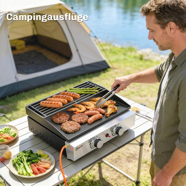 Mann grillt auf einem tragbaren Outsunny Gasgrill bei einem Campingausflug am See. Würstchen und Fleisch liegen auf der Grillplatte.