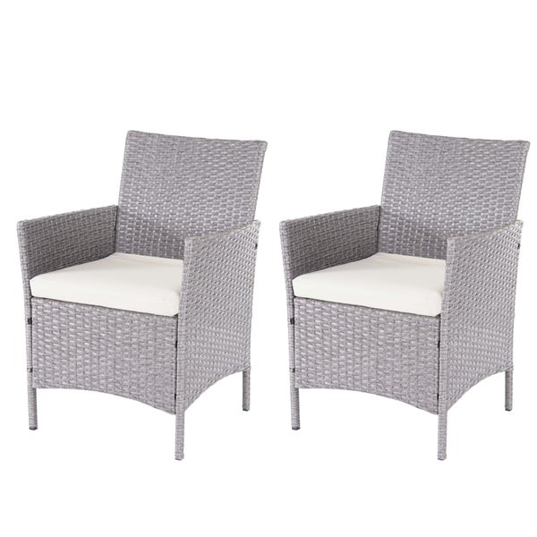 Zweiteiliges Set graue Gartenstühle aus Polyrattan mit weißen Sitzkissen und Armlehnen.