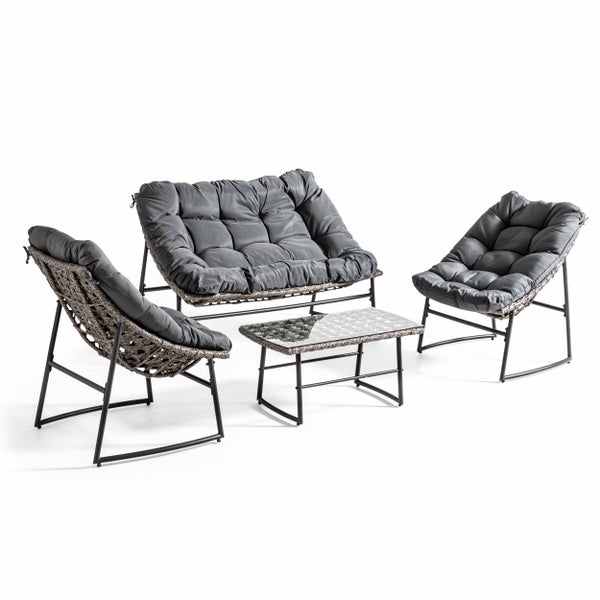 Graues Garten-Lounge-Set bestehend aus Zweisitzer-Bank, zwei Sesseln und Couchtisch mit Glasplatte, dunkles Metallgestell mit Kordelgeflecht.