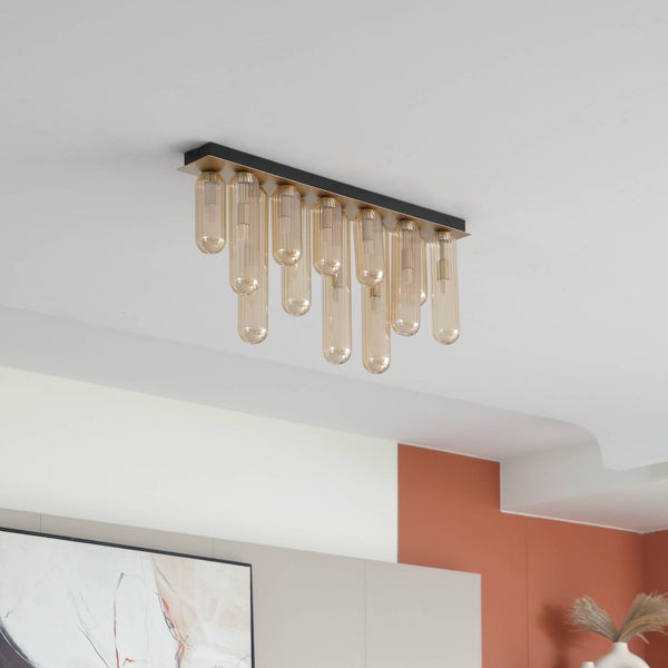 Moderne Deckenleuchte mit rechteckiger Metallbasis und hängenden, bernsteinfarbenen Glasröhren in verschiedenen Längen.