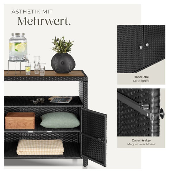 Garten-Sideboard aus Polyrattan mit Holzplatte, Metallgriffen und Magnetverschlüssen. Geöffnetes Fach mit Stauraum für Kissen und Decken.