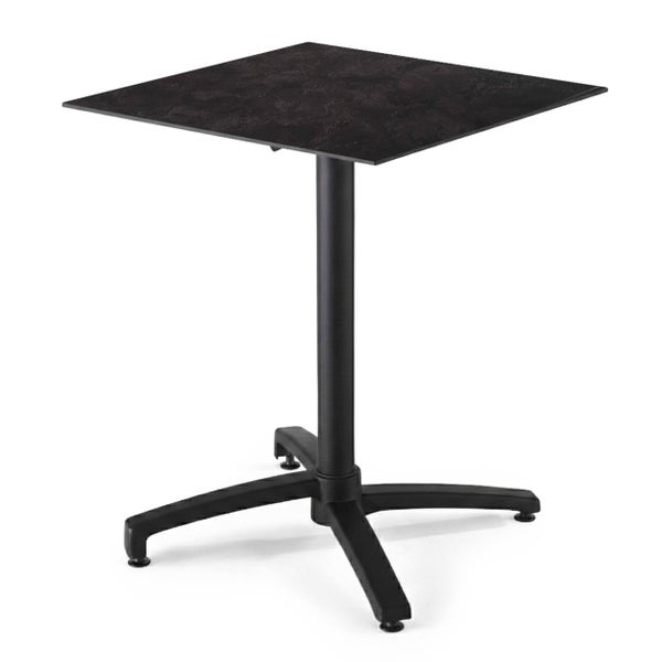 Quadratischer Bistrotisch mit Tischplatte in Steinoptik und einem dunklen Mittelfuß aus Metall mit vier Auslegern.