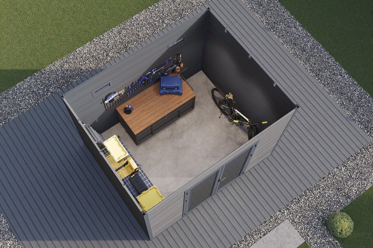 Innenansicht eines modernen Gartenhauses mit Werkbank, Werkzeugwand, Regalen und Fahrrad auf einer Holzterrasse im Garten aus der Vogelperspektive.