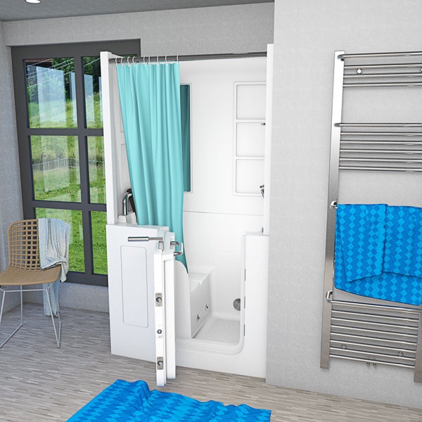 Moderne begehbare Duschkabine mit Sitzbank in einem hellen Badezimmer mit Handtuchheizkörper und Fenster.