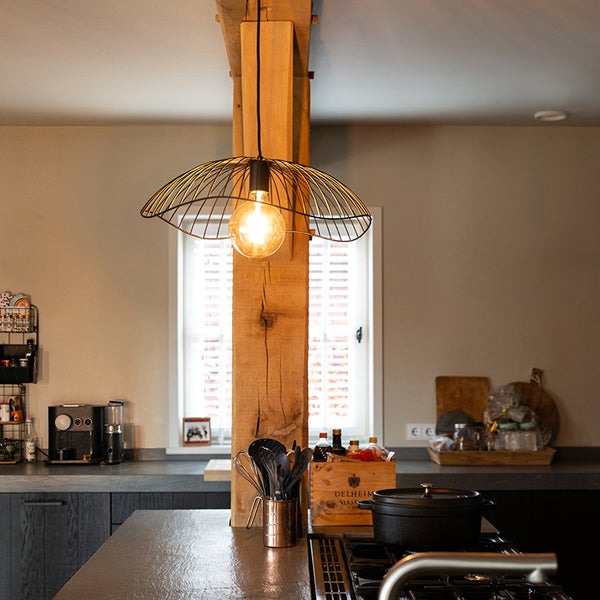 Küchenszene mit Hängelampe und Holzbalken