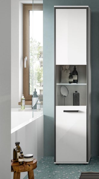 Moderner Badezimmer-Hochschrank mit weißen Glanzfronten, anthrazitfarbenem Rahmen und beleuchtetem offenem Fach in hellem Badezimmer.