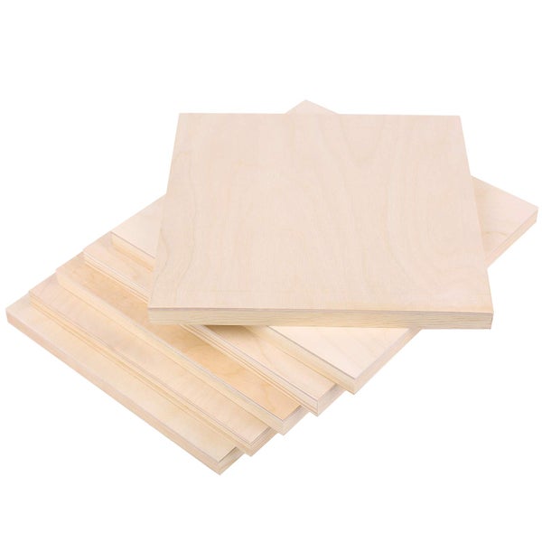 Stapel quadratischer Sperrholzplatten mit sichtbarer Holzmaserung und Schichtstruktur an den Kanten.