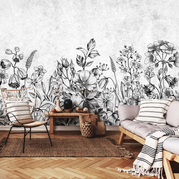 Raum mit Sitzgelegenheiten vor einer Wandtapete mit Blumenmuster