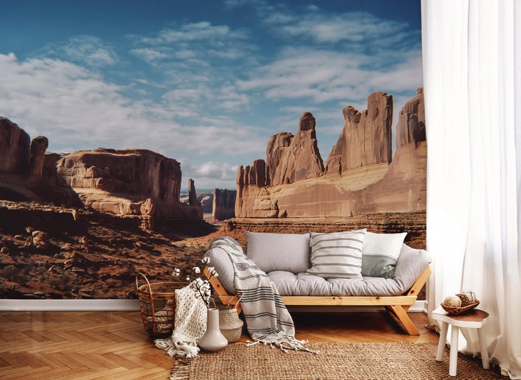 Dekoratives Wohnzimmer mit Wandbild, Sofa und Teppich für ein gemütliches Ambiente.