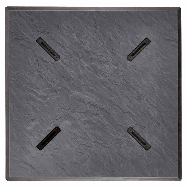 Quadratische Bodenplatte für Sonnenschirmständer in Schieferoptik mit vier Griffmulden.