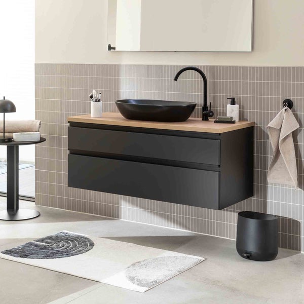 Modernes Badezimmer mit schwarzem Waschtischunterschrank, Aufsatzwaschbecken und Spiegel