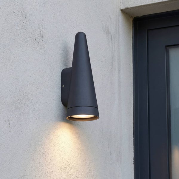 Konische Außenwandleuchte aus anthrazitfarbenem Metall an einer Hauswand, Lichtstrahl nach unten gerichtet.