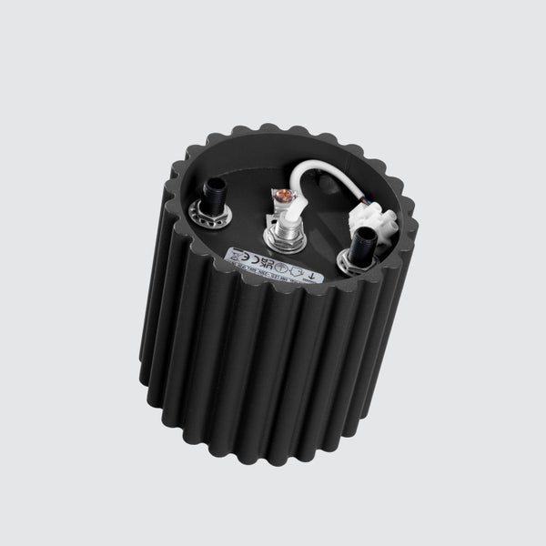 Zylindrische, geriffelte Leuchtenbasis in Anthrazit mit Blick auf die interne Verkabelung und Anschlussklemmen.