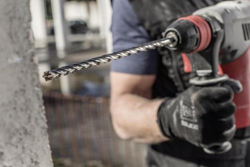 Bohrer im Einsatz mit einer Bohrmaschine