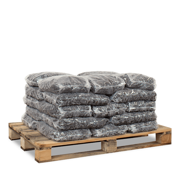 Mehrere Säcke mit Gartenmaterial wie Erde oder Mulch auf einer Holzpalette gestapelt.