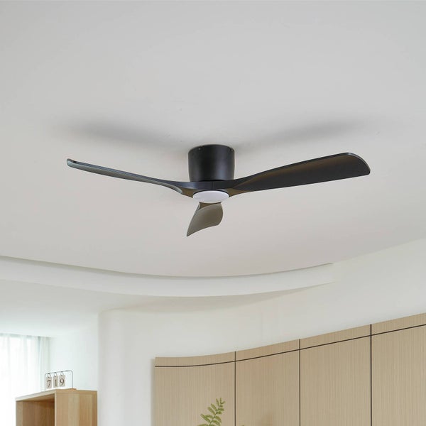 Moderner schwarzer Deckenventilator mit drei Flügeln und integrierter LED-Leuchte, montiert an der Decke in einem hellen Raum.