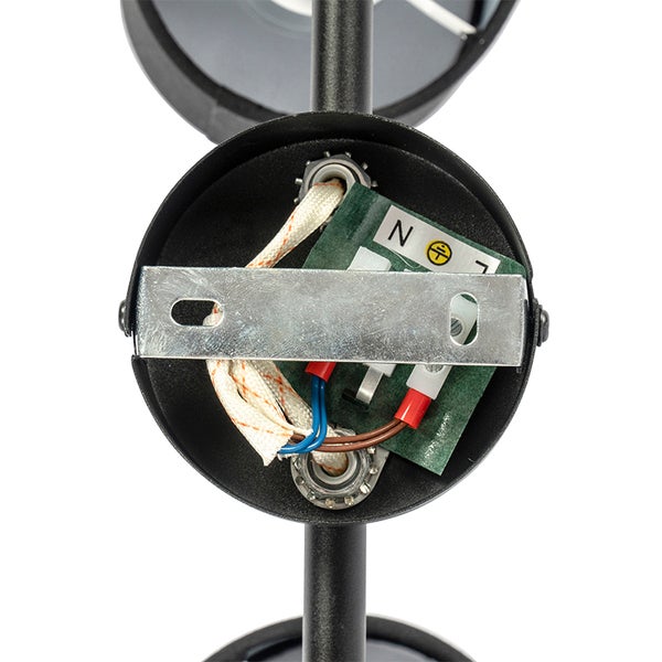 Innenansicht eines schwarzen Lampensockels mit Montagebügel aus Metall, Anschlussklemmen für die Verkabelung und textilummantelten Drähten.