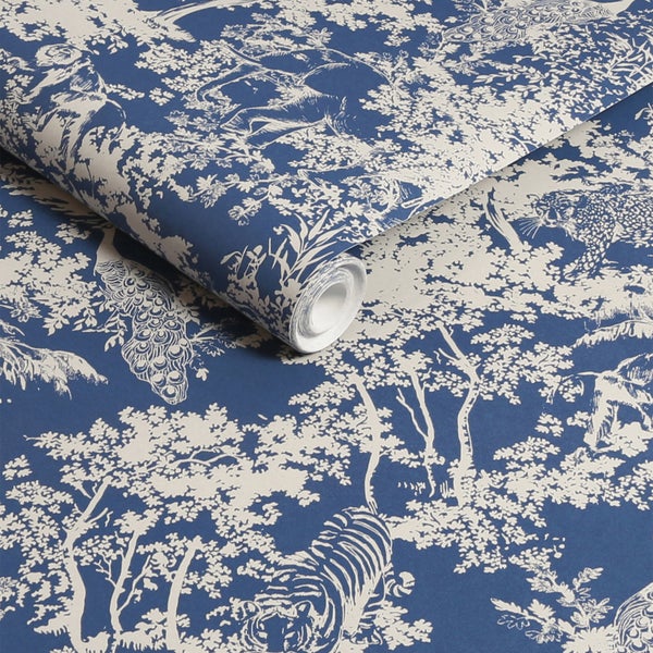 Vliestapete mit Toile-de-Jouy-Muster, das wilde Tiere wie Tiger und Elefanten im Dschungel zeigt.