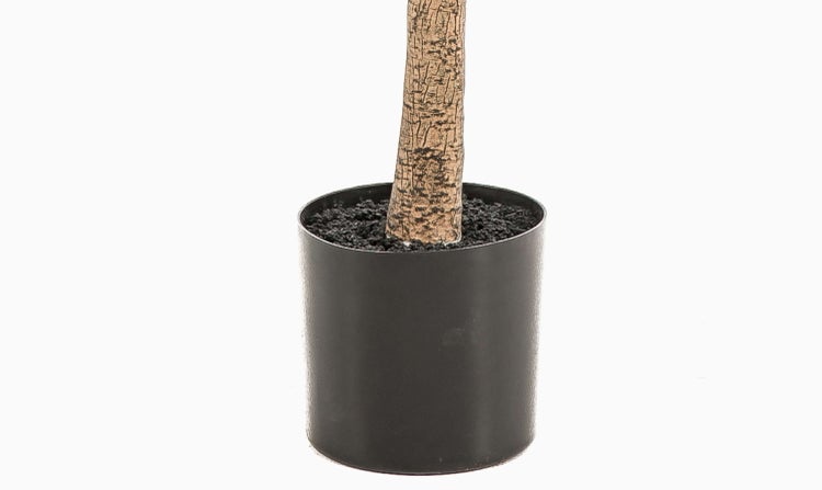 Künstlicher Olivenbaum mit grünen Blättern und dunklen Olivenfrüchten im schwarzen Topf.