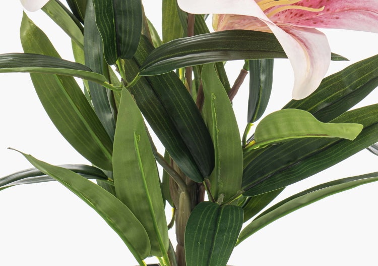 Schwarzer Kunststoff-Blumentopf mit Kunstpflanze.