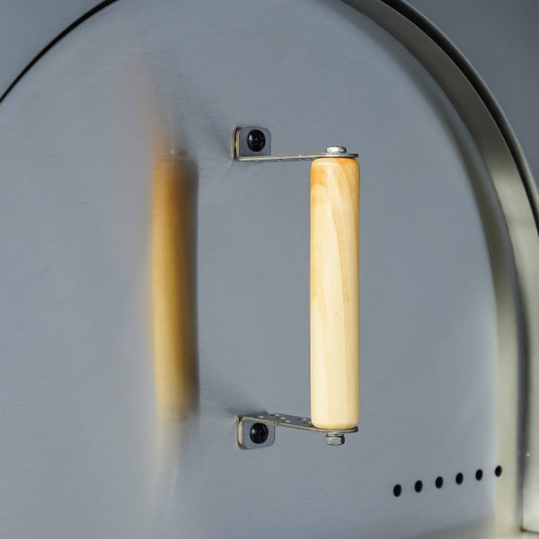 Holzgriff an einer Ofentür aus gebürstetem Metall mit Metallhalterungen.
