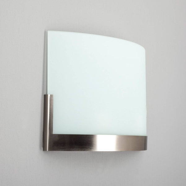 Wandleuchte mit satiniertem Glas und gebürstetem Metallrahmen.