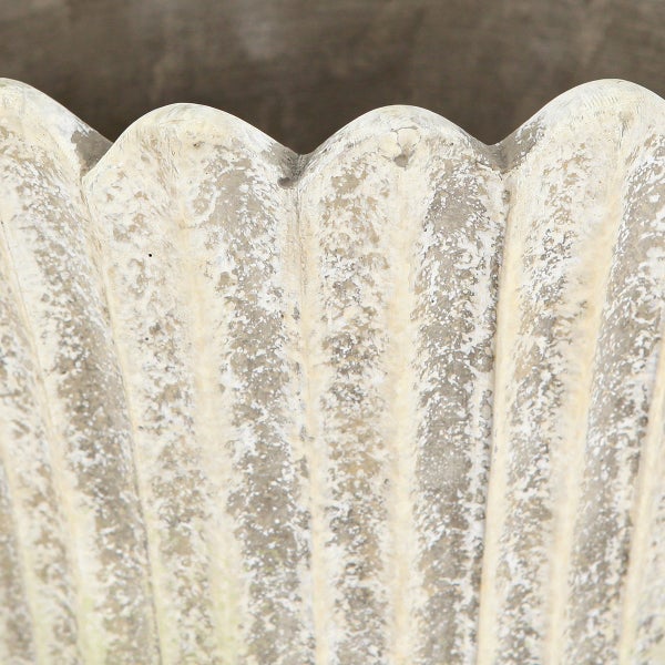 Nahaufnahme eines Pflanzkübels mit gerippter Oberfläche