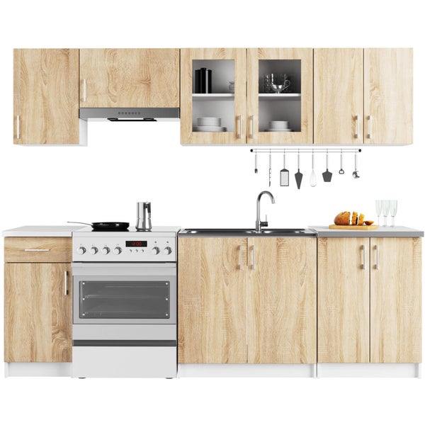 Komplette Küche mit Spüle, Herd und Oberschränken in hellem Holzdekor