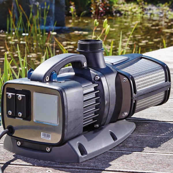 Teichpumpe mit schwarzem Gehäuse, Tragegriff und integriertem Filter auf einem Holzsteg am Gartenteich.