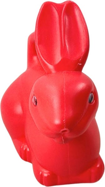 Roter Kunststoffhase