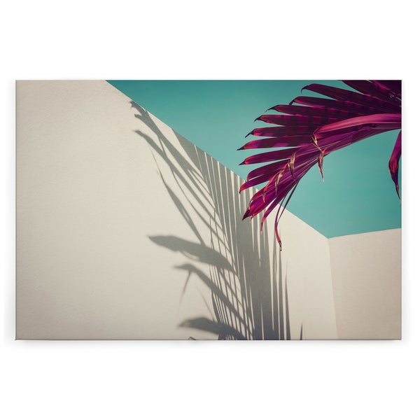 Wandbild mit einer pinken Palme vor einer weißen Wand und blauem Himmel für eine sommerliche Wanddekoration.