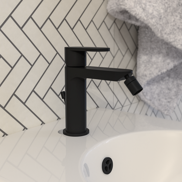 Schwarzer Waschtischmischer mit Bidetdusche auf einem Waschbecken