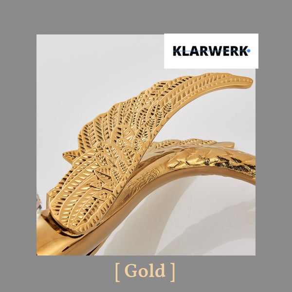 Klarwerk Waschtischarmatur im Flügeldesign in goldener Optik.