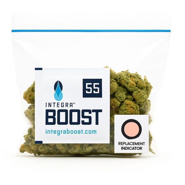 Integra Boost 55 Prozent Feuchtigkeitsregulator in einem Beutel mit getrockneten Pflanzen und einem Austauschindikator.
