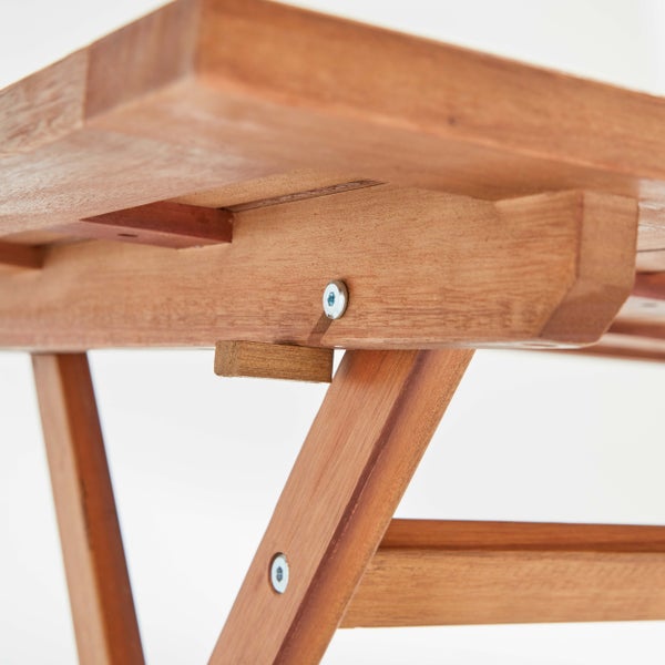 Nahaufnahme der stabilen Unterkonstruktion und Verschraubung eines Gartenmöbelstücks aus Holz.