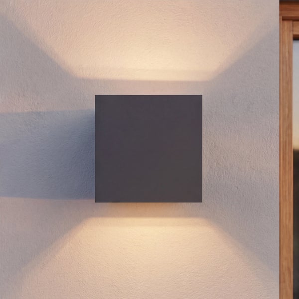 Quadratische Außenwandleuchte in Anthrazit mit Lichtaustritt nach oben und unten.