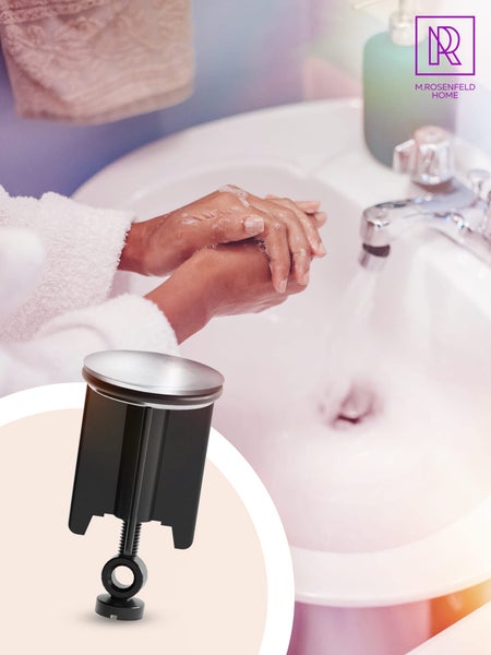 Waschbeckenstöpsel vor dem Hintergrund einer Person, die sich die Hände wäscht