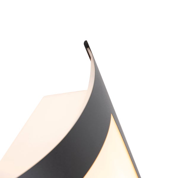 Detailansicht einer gebogenen LED-Wandleuchte mit schwarzem Metallrahmen und weißem Diffusor.