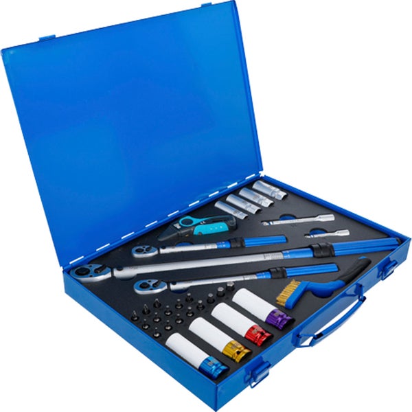 Werkzeugkoffer mit diversen Werkzeugen, wie Schraubenschlüssel, Steckschlüssel und Bits