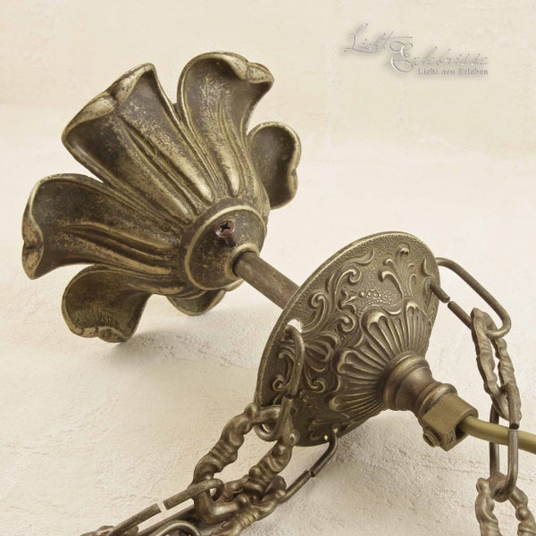 Dekorative Lampenaufhängung mit floralem Design und Kette