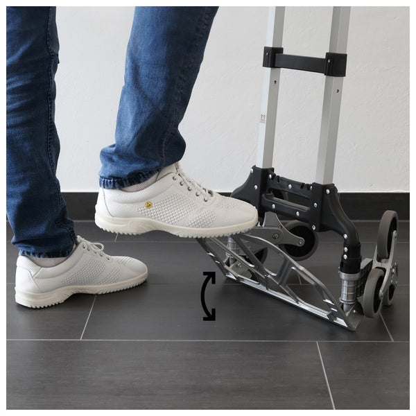 Aluminium Treppenkarre mit klappbarer Ladefläche und Treppensteigerrädern, Bedienung der Klappfunktion mit dem Fuß.