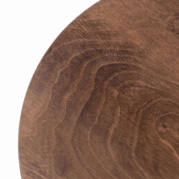 Detailansicht einer runden Holzplatte aus Massivholz mit ausgeprägter Maserung.