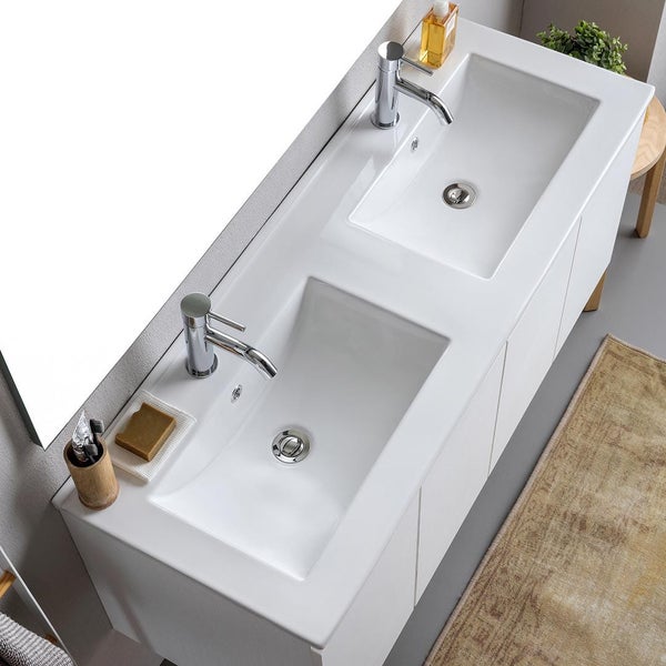 Doppelwaschtisch mit zwei Waschbecken und Armaturen im Badezimmer